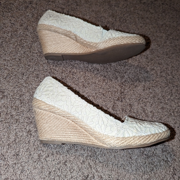 Cream Wedges Size 7 - Picture 2 of 3